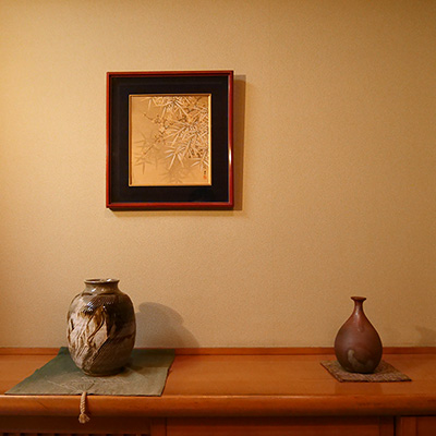 Japanese art and craft displayed painting (sculpture, pottery and other art craft) exhibited at this facility.