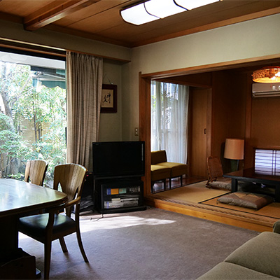 In addition to western style twin-type master bed room upstairs, two more people are able to sleep in this B&B by using Japanese style bed "Futon" in the "Tatami" room (back in the photo) adjoining to the living room.

